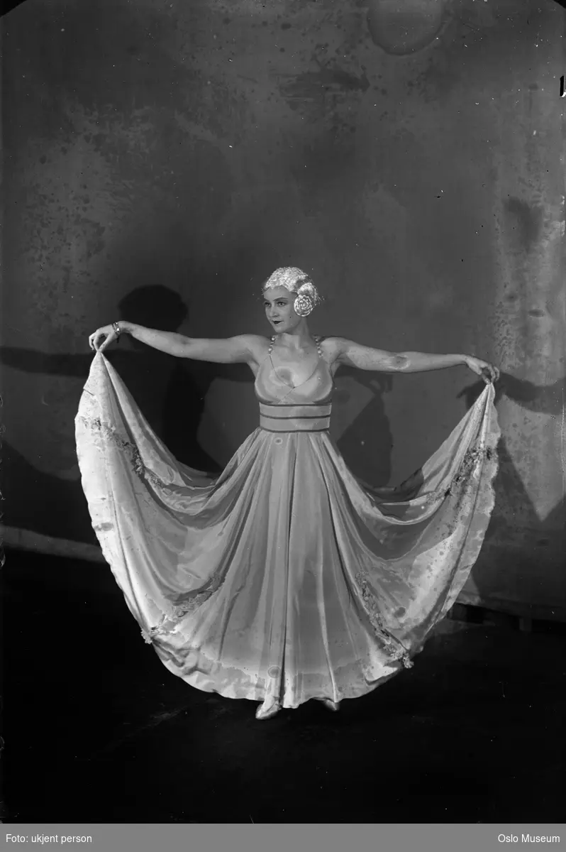 Ukjent kvinnelig skuespiller eller danser i Chat Noirs "Orfeus i undergrunnen" i 1940.