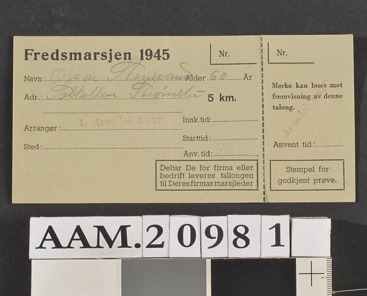 Deltakerkort fra Fredsmarsjen 1945 .  Lys blågrønt kort   8,1x16,5   perforert i den ene side Påskr. med blyant:   Oscar Stensvand 60 år, Solkollen Strømsbu, arr. l. Arendal tropp. 5