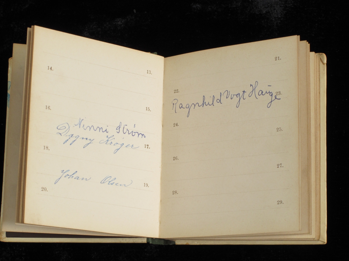 Fødselsdagbog, 2 stk. N. W.Damm & Søn, Kria. ca. 1904. 
a)  dedikasjon "  Til moder fra Gunnar. Julaften 04 12 011. 11
 Rygg grønn shirting. 10,7 x 9 cm. 
b)rygg blå shirting. 12,2 x 8,5 cm. 
Bøkene er en tanke forskjellige og representerer to forskjellige utgaver. 
a) litt slitt, b) god Tilstand.  

a) Tilhørt fru Sophie Krøger, f. Olsen 
b) frk. Ingrid Krøger eller søsteren Margr. Frederikke Strøm, f. Krøger.