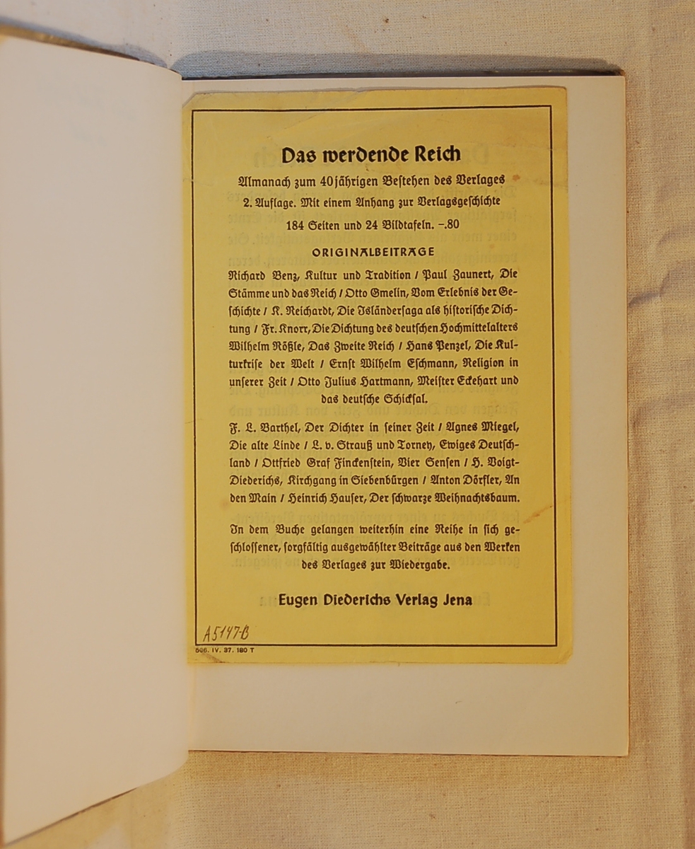 Filosofen Peter Wessel Zapffe og hans kone Berit testamenterte sin eiendom på Båstad i Asker til Universitetet i Oslo. Da det ble besluttet å selge eiendommen i 2009 ble deler av P.W. Zapffes arbeidsrom og andre eiendeler overlatt til Asker Museum. Denne samlingen inngår nå som en permanent utstilling på museet.
Bok med hvitt omslag. Inne i boken er lagt et gult trykk med overskriften: "Das werdende Reich"