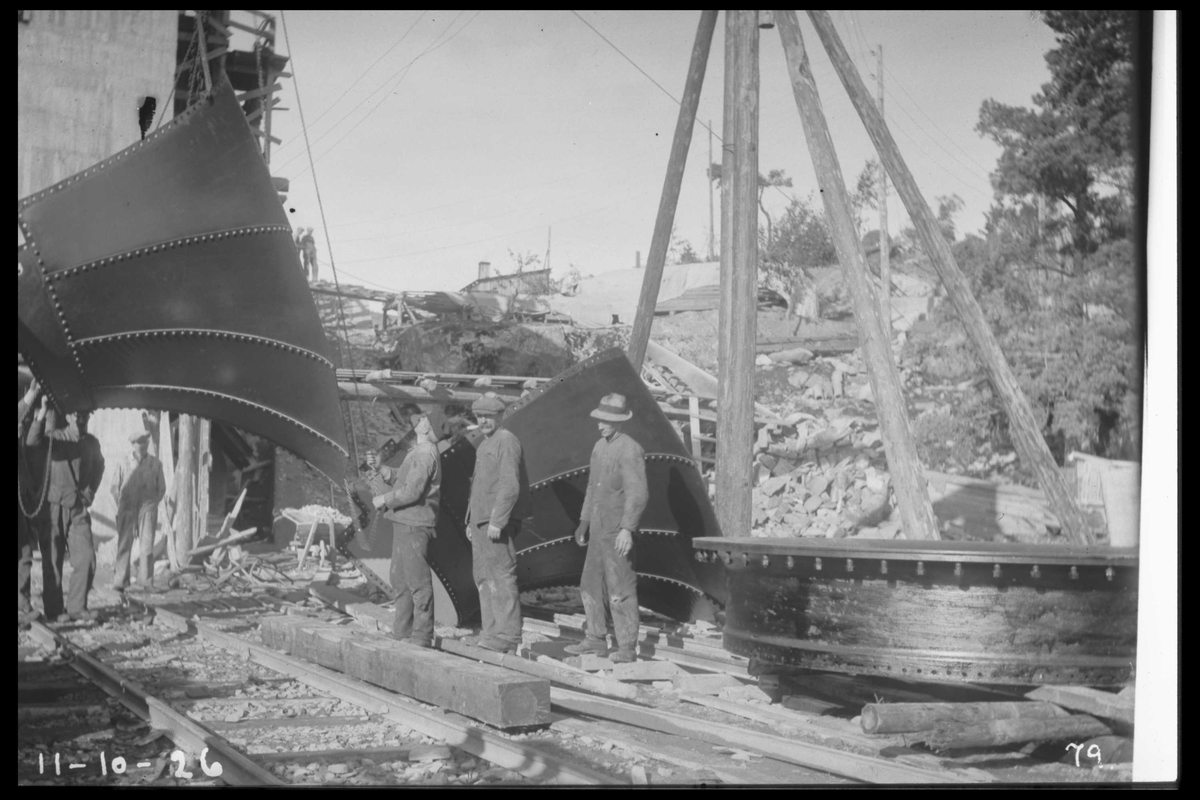 Arendal Fossekompani i begynnelsen av 1900-tallet
CD merket 0010, Bilde: 31
Sted: Flatenfoss i 1926
Beskrivelse: Transport av "tromma" til turbinen