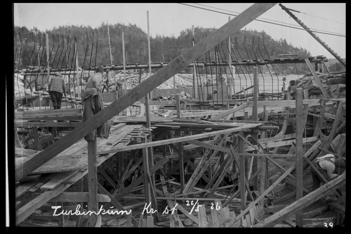 Arendal Fossekompani i begynnelsen av 1900-tallet
CD merket 0468, Bilde: 20
Sted: Flaten
Beskrivelse: Forskalingsarbeider turbinkum