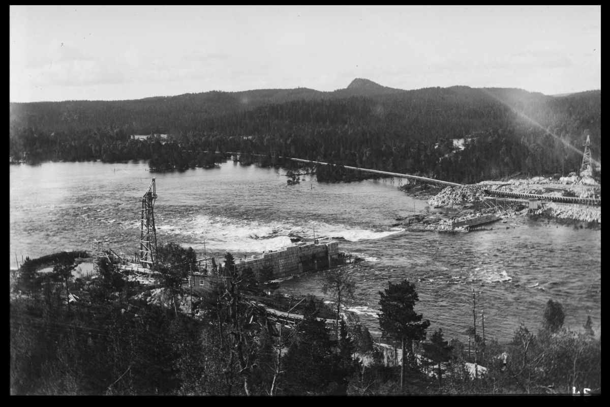 Arendal Fossekompani i begynnelsen av 1900-tallet
CD merket 0468, Bilde: 25
Sted: Flaten
Beskrivelse: Oversikt mot Olsbu. Bilde tatt nedover elva