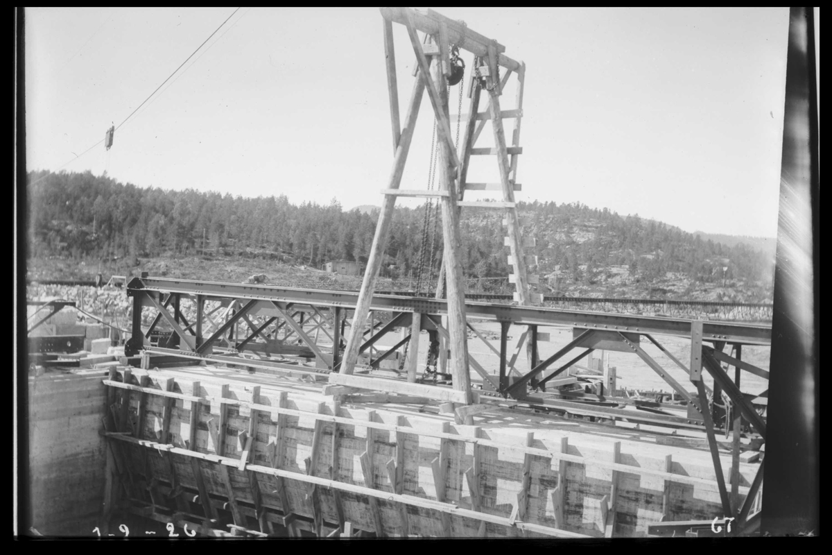 Arendal Fossekompani i begynnelsen av 1900-tallet
CD merket 0470, Bilde: 77
Sted: Flaten
Beskrivelse: Montasje av traverskran på dam