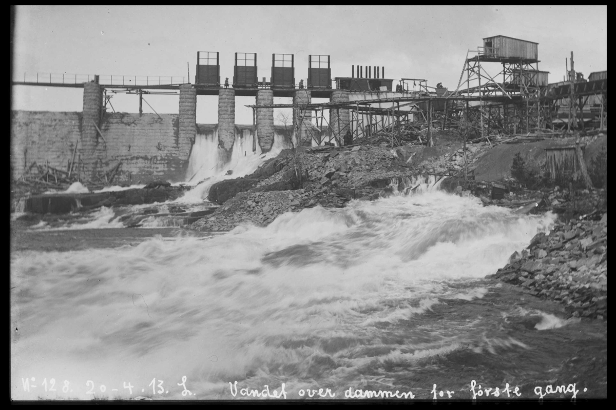Arendal Fossekompani i begynnelsen av 1900-tallet
CD merket 0565, Bilde: 23
Sted: Haugsjå
Beskrivelse: Vann over dammen for første gang