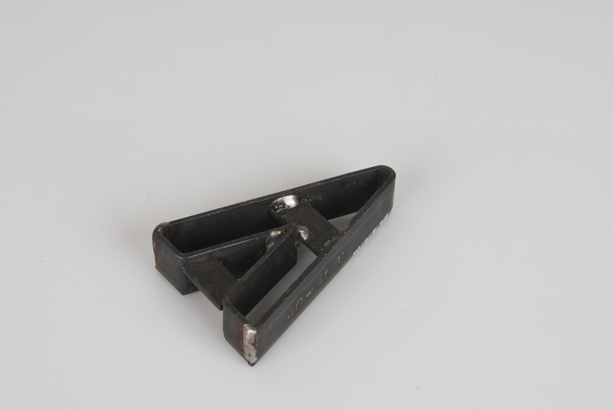 En stansekniv av stål.
Stansekniven brukes til å stanse ut skodeler for sko i størrelse 28-33.
Stansekniven er formet som en A.
Hvit påklistret teipbit med påført tekst på stansekniven.