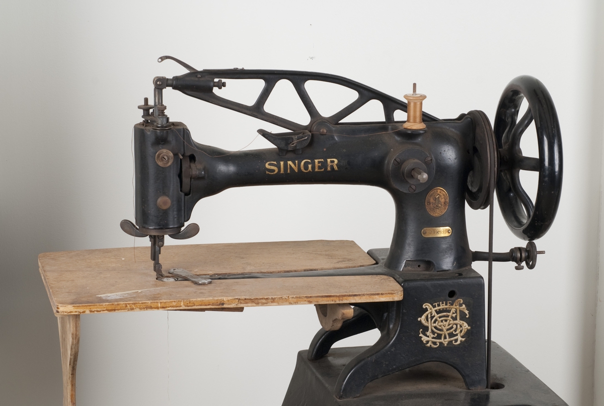 Maskinen brukes til å sy sømemr som buer seg. Singer symaskin i sort.
Sytråd i symaskinen.



