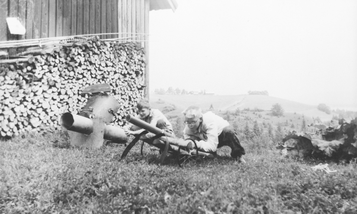 Imre Szucs og Tormod Svendsen leker krig med "kanoner".