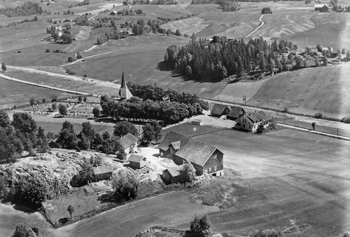 Flyfoto av Hammer søndre gård, Lørenskog kirke og Hammer skole.
