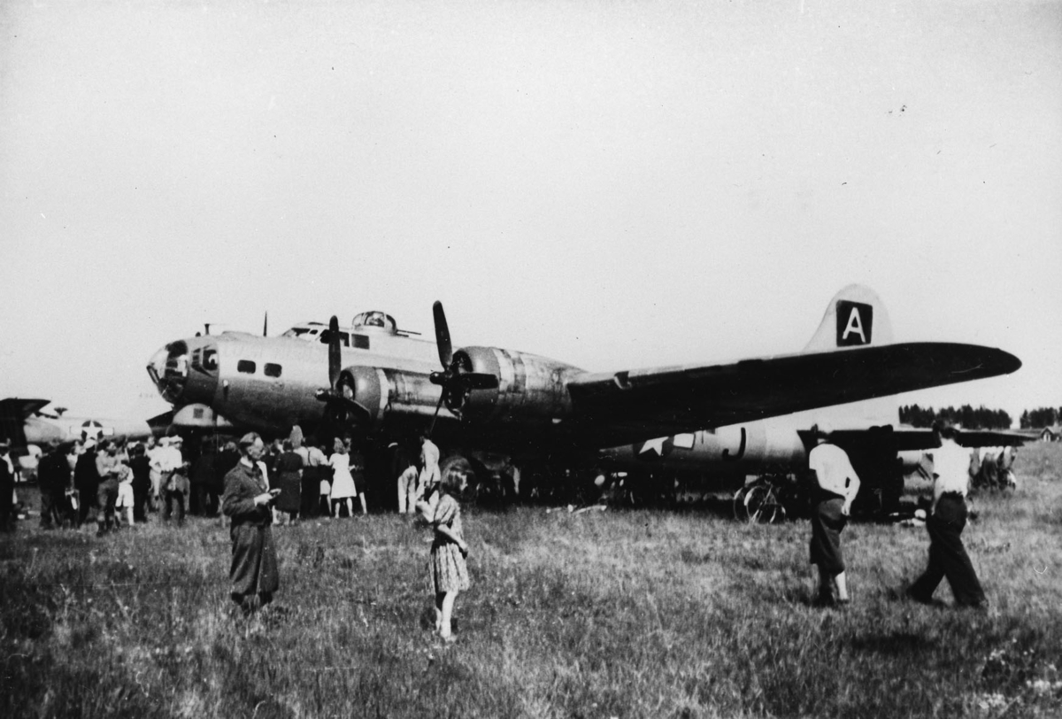 Gardemoen. Amerikanerne har flyutstilling. Juni / juli 1945.