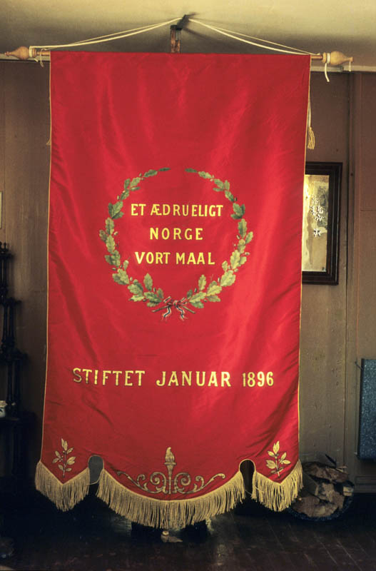Hurdalen`s Totalavholdsforening/ fanen baksiden, rødfarget fra 1896.
