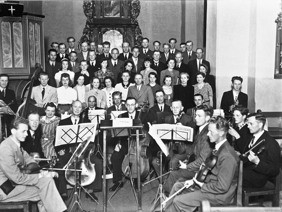 Eidsvoll Damekor, Eidsvoll Mannskor og Eidsvoll Orkesterforening har felles konsert i Eidsvoll Kirke 7. juni 1942. 