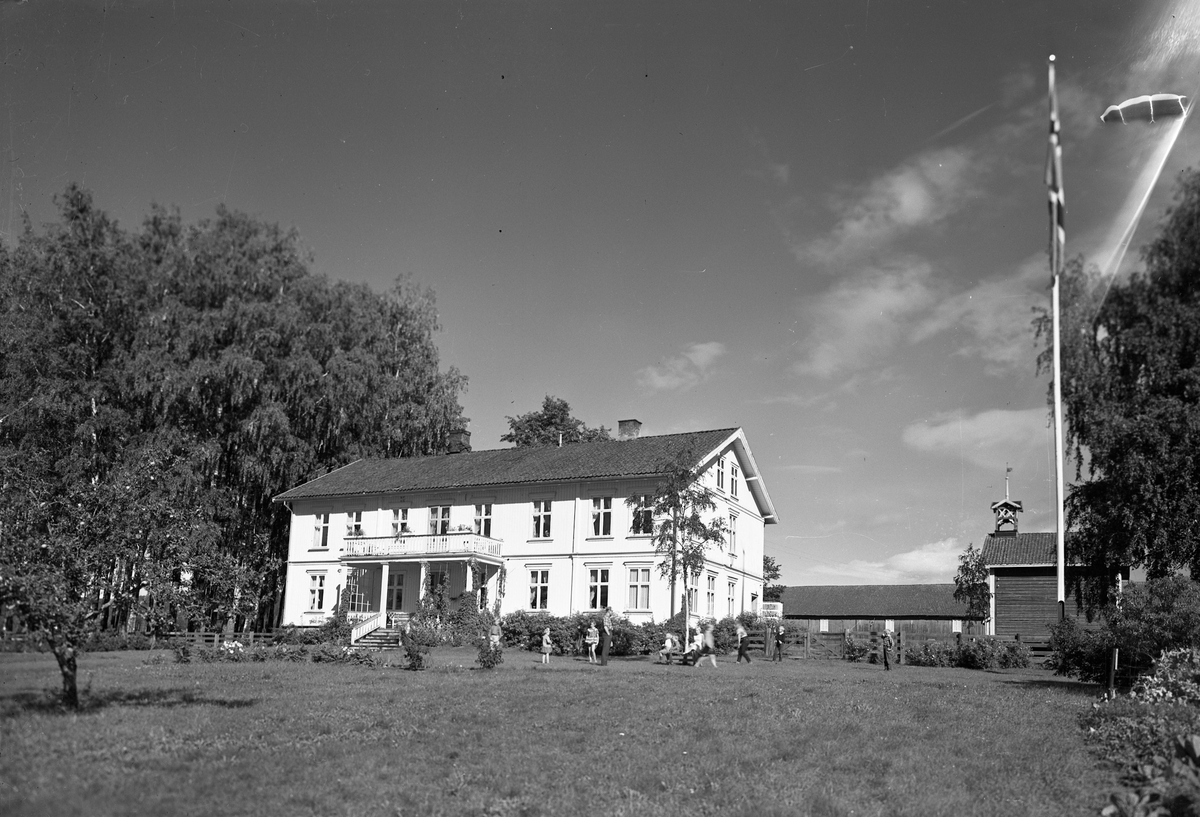 Hus/bygning/gårdsbruk.
25.04.2013:
Dette er Må gård i Eidsvoll.
Skrevet av: Trond Gundersen