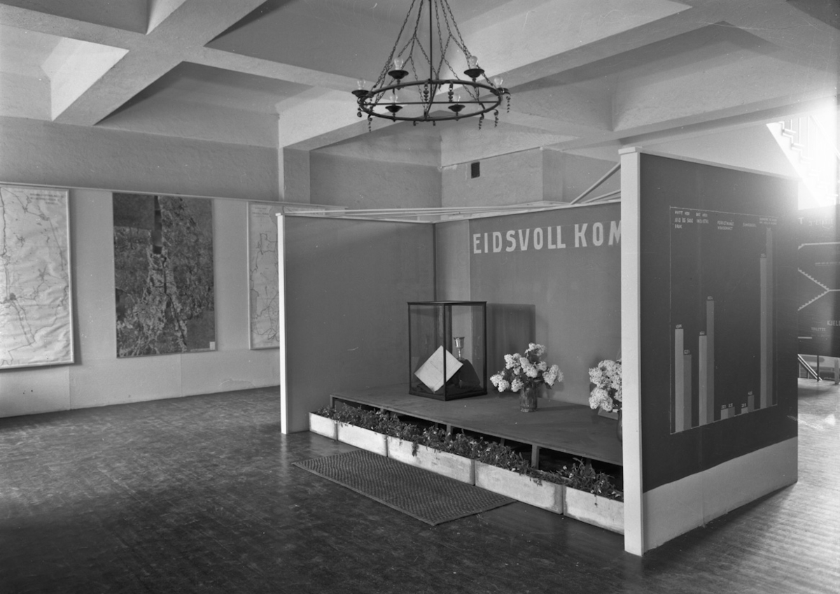 Fra bygdeutstillingen i 1955.  Eidsvoll Kommune har stilt ut Wergelandspokalen.