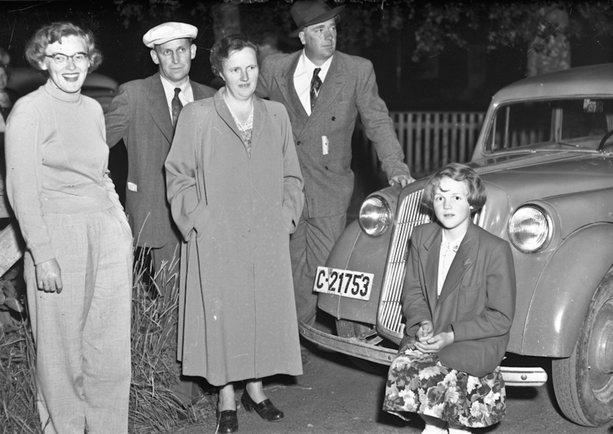 Gruppe - ved en Opel Kadett eller Opel Olympia fra rett etter 1945 med kjennetegn C-21753.
