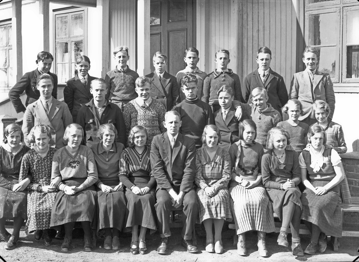 Otto Nordheim, framhaldsskolelærer på Råholt framhaldsskole. Bildet er mest sannsynlig tatt like før krigen. Bildet er da tatt på Tingvoll fordi skolen holdt til der fram til krigen.