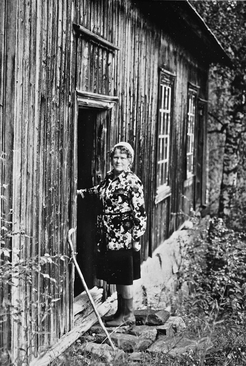 Knofsløkken, Gullverket. 1970-75. Helga Pleym som guide i det gamle laboratoriet fra gulldriften. Laboratoriet ble bygget i 1896. Driften ble sist nedlagt i 1907. Laboratoriet står nå slik som da det ble nedlagt i 1907.