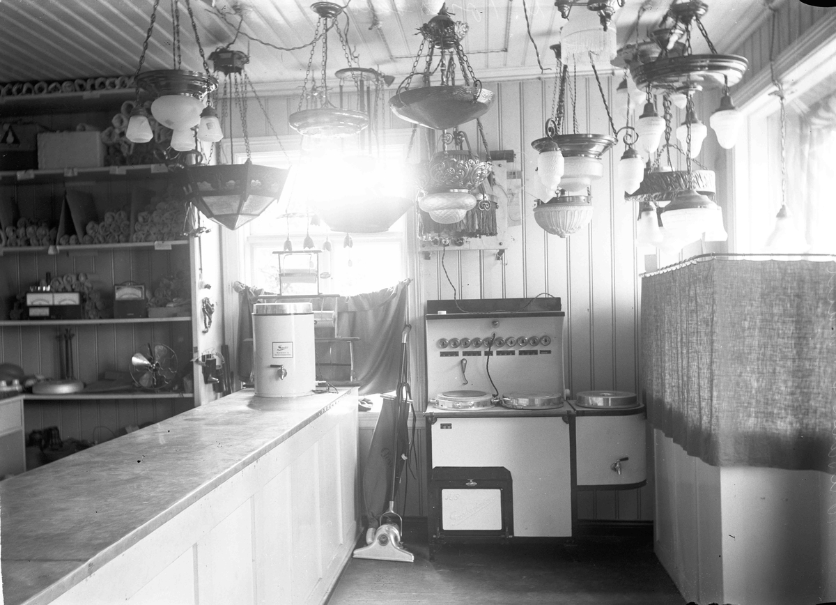 Kr. Tønsaker Elektrisk forretning startet i 1922 i Sundtgården