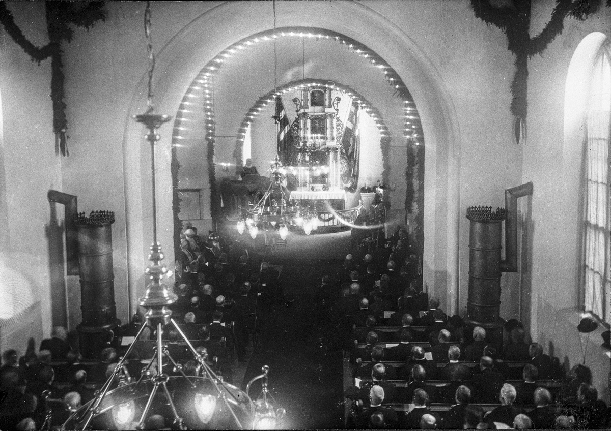 Eidsvoll kirke var pyntet til festgudstjenesten 17. mai 1914. Bargirlandere med elektriske lamper. (Flyen: Eidsvoll Bygds historie 1914-40 s. 27)