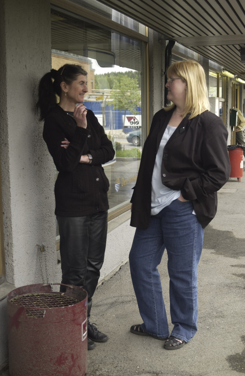 To  kvinner har røykepause utenfor DnB Den norske Bank, Strømsveien, Strømmen. De har datakurs i samme bygg.