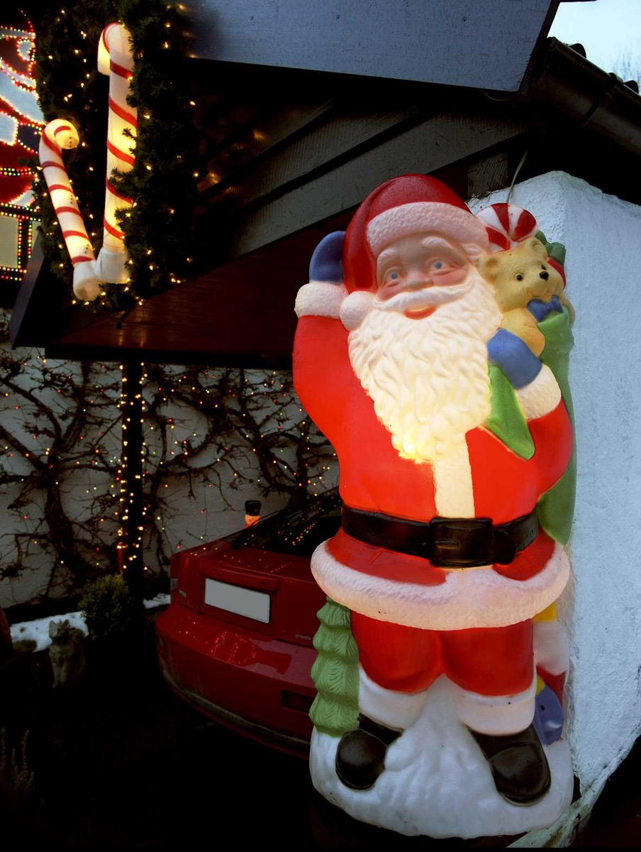 Julebelysning

Fantastisk julebelysning på enebolig. Lysende julenisse og sukkertøy på garasje.