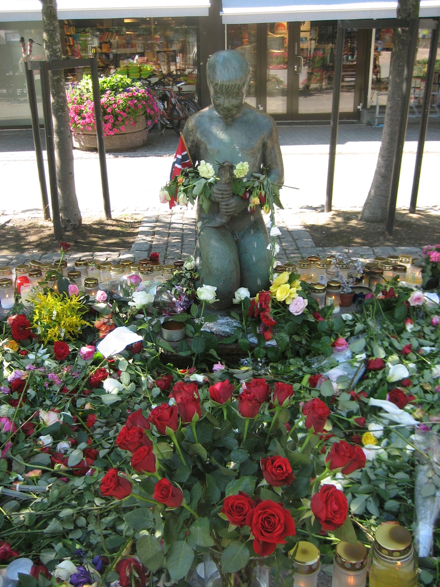 Minner etter terrorhandlingen den 22. juli 2011. Blomster og lykter ved Havgutten på Lillestrøm torg.
