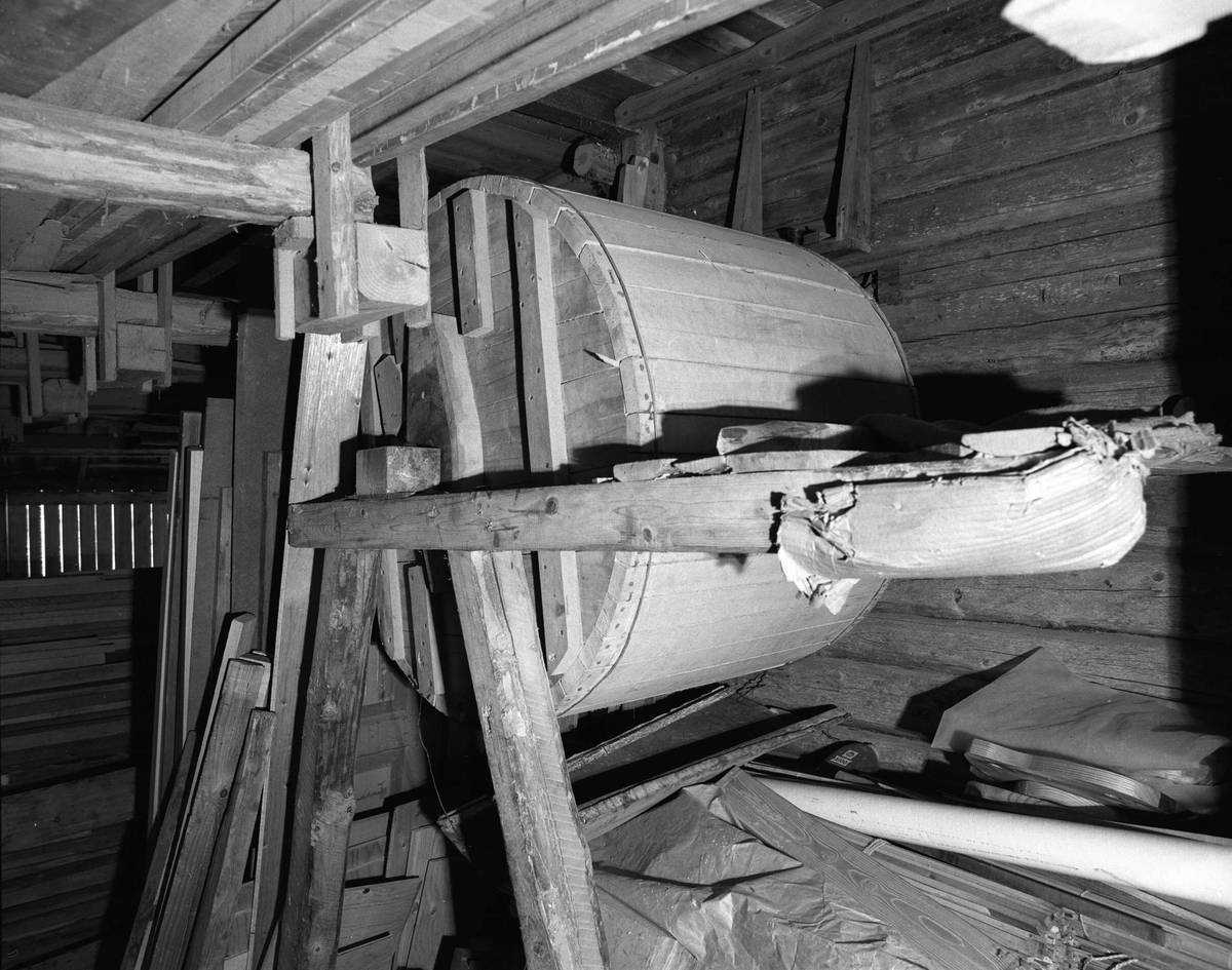 Svartdahl Bruk
Maskin 103-1: Slipetrommel. Bygget av ask før 1940. Bærepinnene ble pusset ved at de ble tromlet 6-7 timer. Tromlen ble drevet via en aksel fra turbinen. Kapasiteten var 35-70 000 bærepinner/sats.