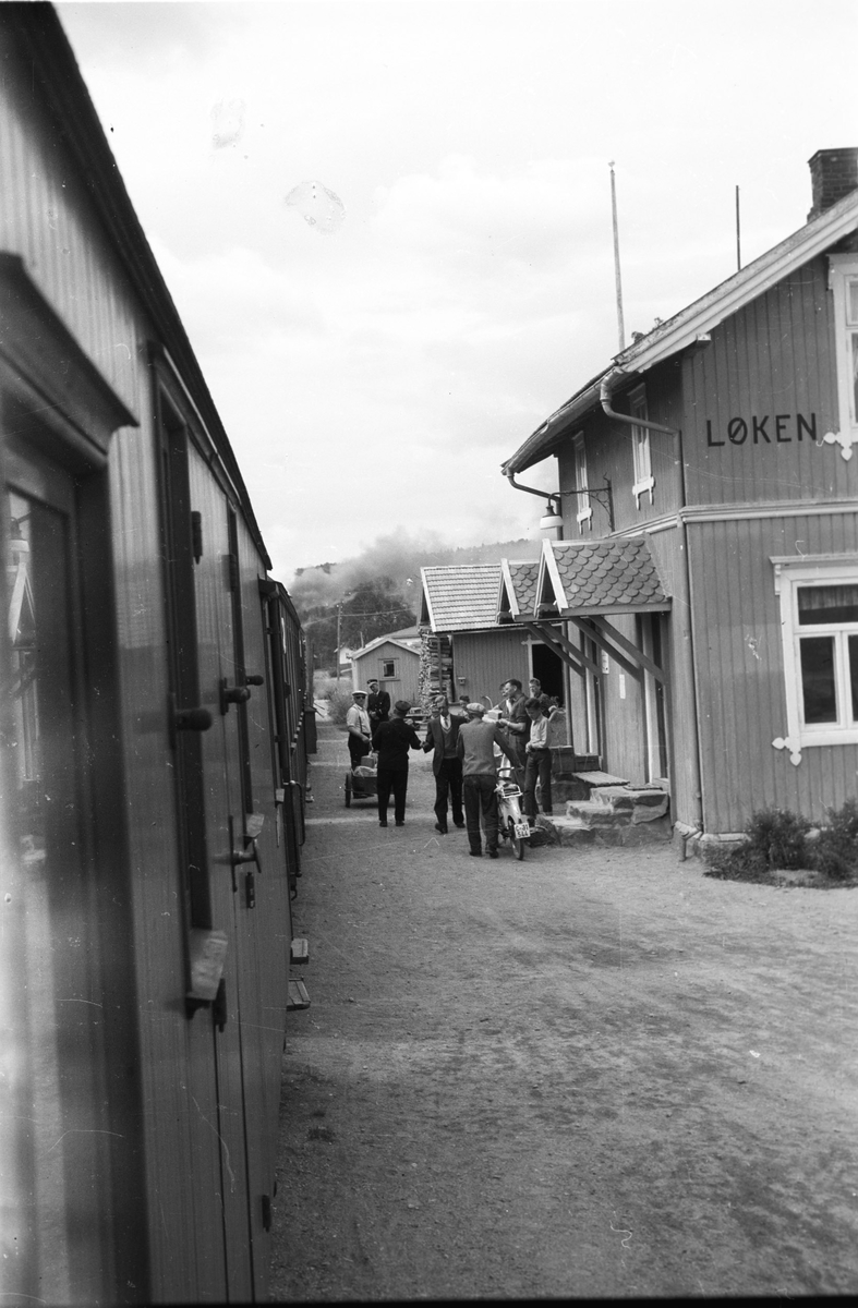 Tog 2051 retning Skulerud ankommer Løken stasjon.