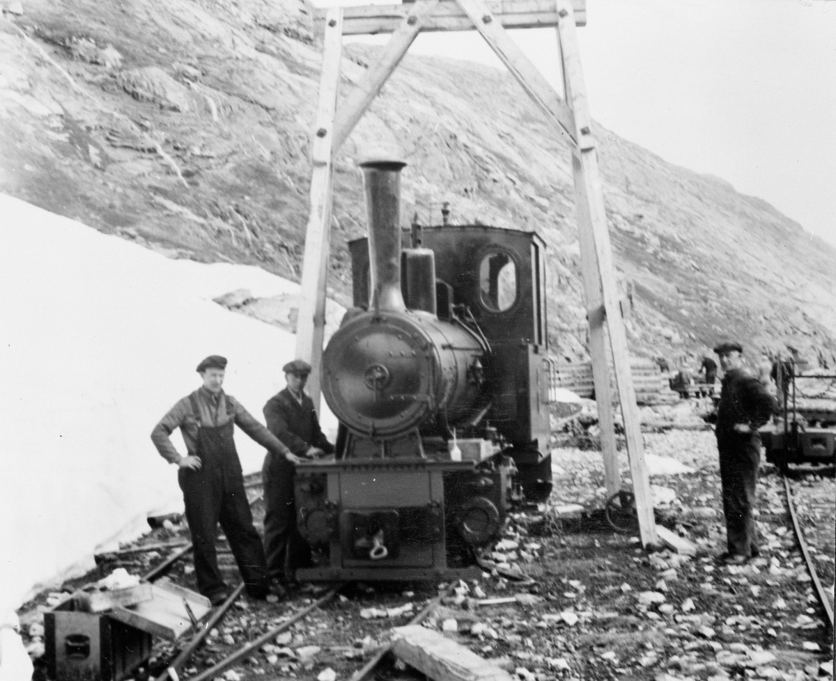 Aurabanens lokomotiv nr. 1 under montering.