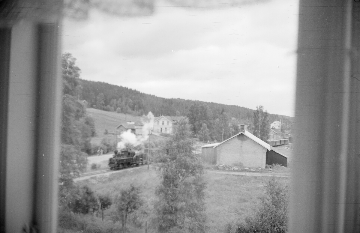 Oversiktsbilde fra Skulerud. Siste ordinære tog skiftes sammen på stasjonen.