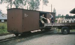 Stykkgods lastes ombord i godsvognen.