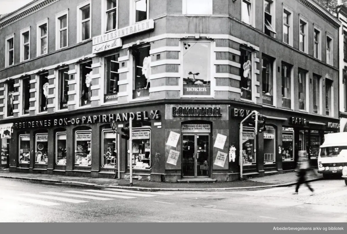 Arbeidernes bok- og papirhandel på hjørnet av Torggata og Pløensgate, 1977.