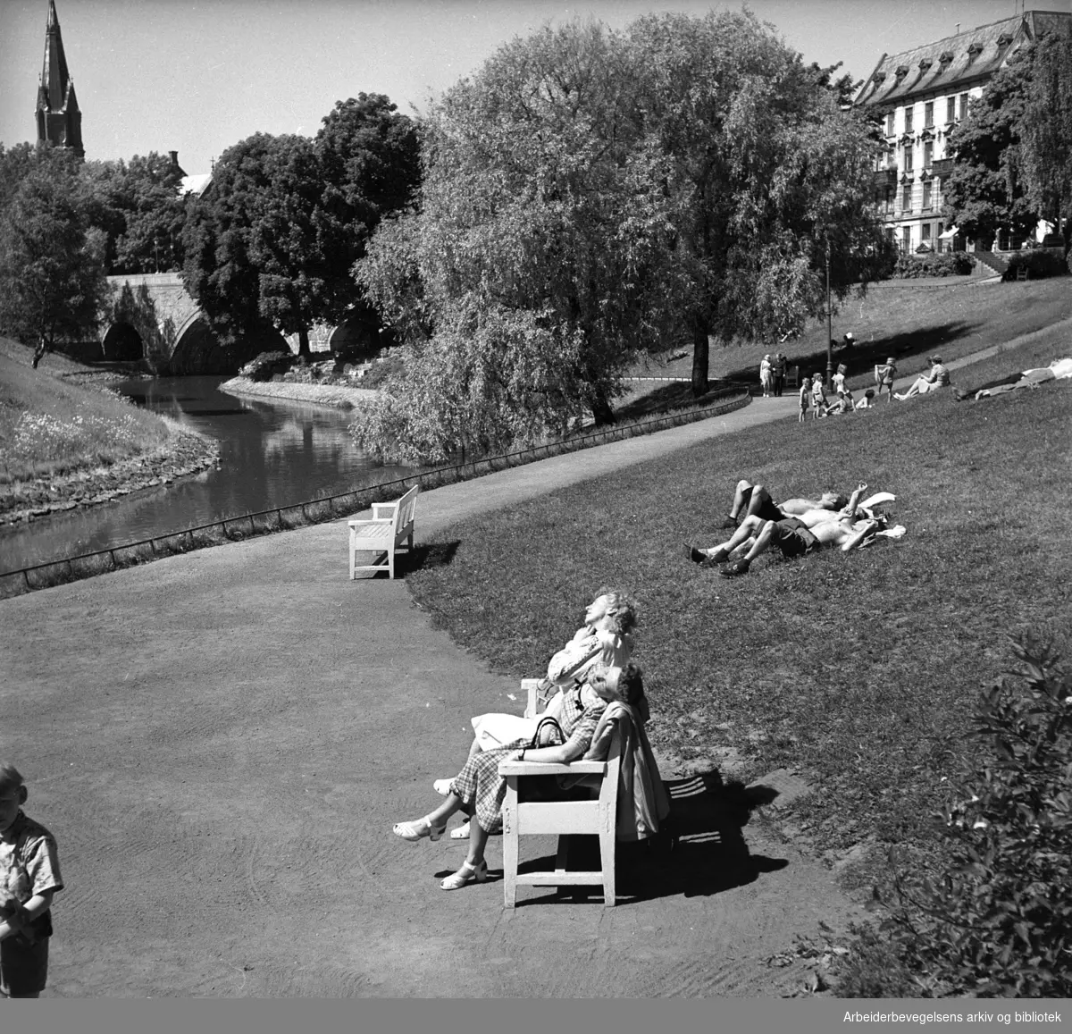 Akerselva med Ankerbrua og Jacobs kirke til venstre,.juni 1950