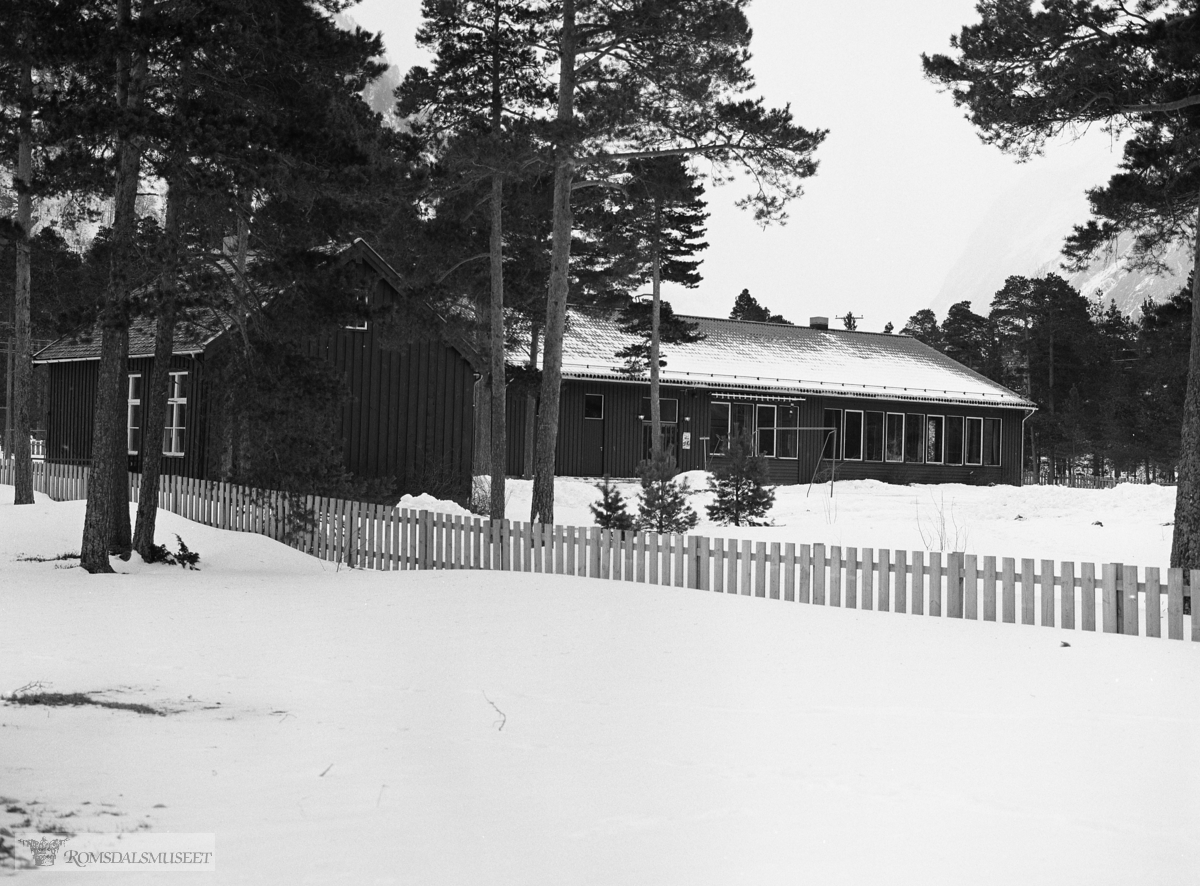 Ny skolen i Eikesdal bygd i 1973 og gamleskolen til venstre.