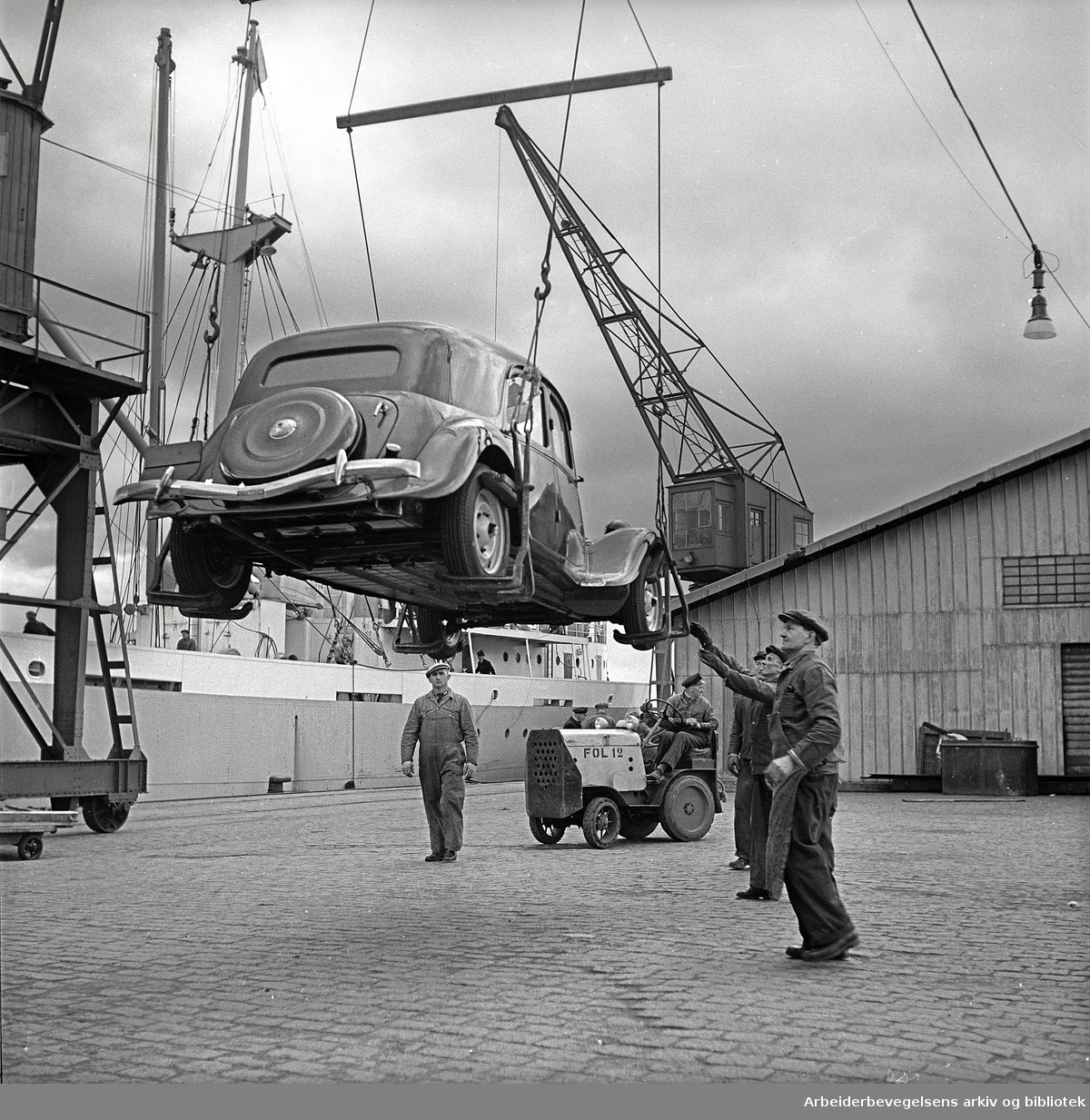 Lossing av biler ved Oslo Havn, .mars 1957