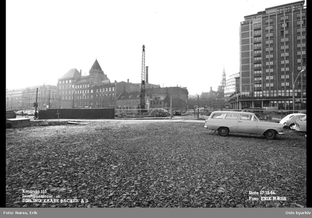 Byggingen av Jernbanetorget stasjon. Til høyre Hotell Viking, Jernbanetorget bak til venstre. Bilde datert 17. desember 1964.