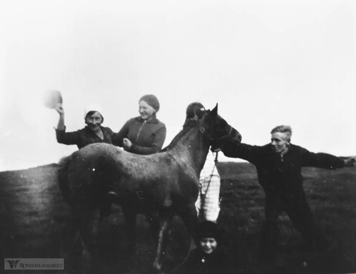 Frå Sporsheim, personar med hest. 1932