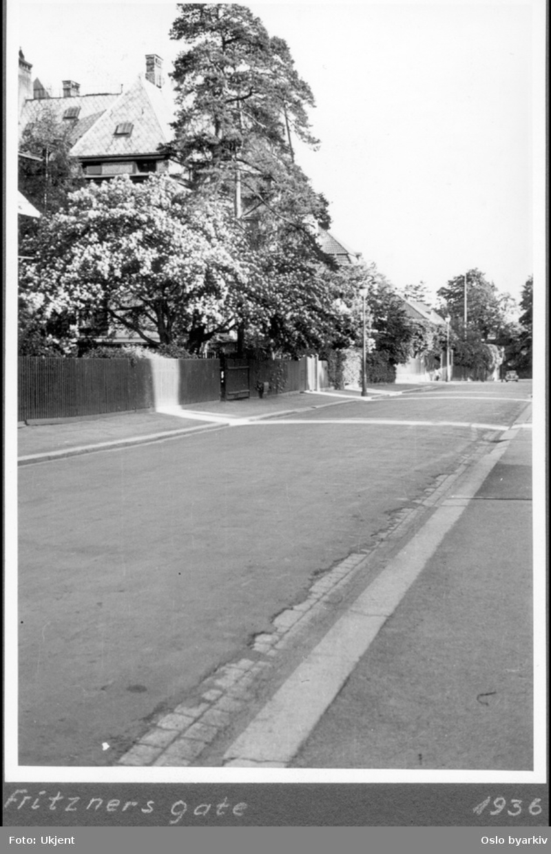 Nedover Thomas Heftyes gate mot svingen ved den britiske ambassade, med Thomas Heftyes gate 23 og 25 nærmest til venstre på bildet. Bildets originale tittel er feil.
