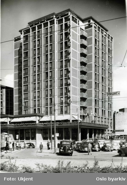 Hotell Viking (åpnet 1952) i daværende Gunnerus' gate. Trikk ved sporsløyfe 4 ved Jernbanetorget. Lastebil. Parkerte biler. Fra 1950-tallet.