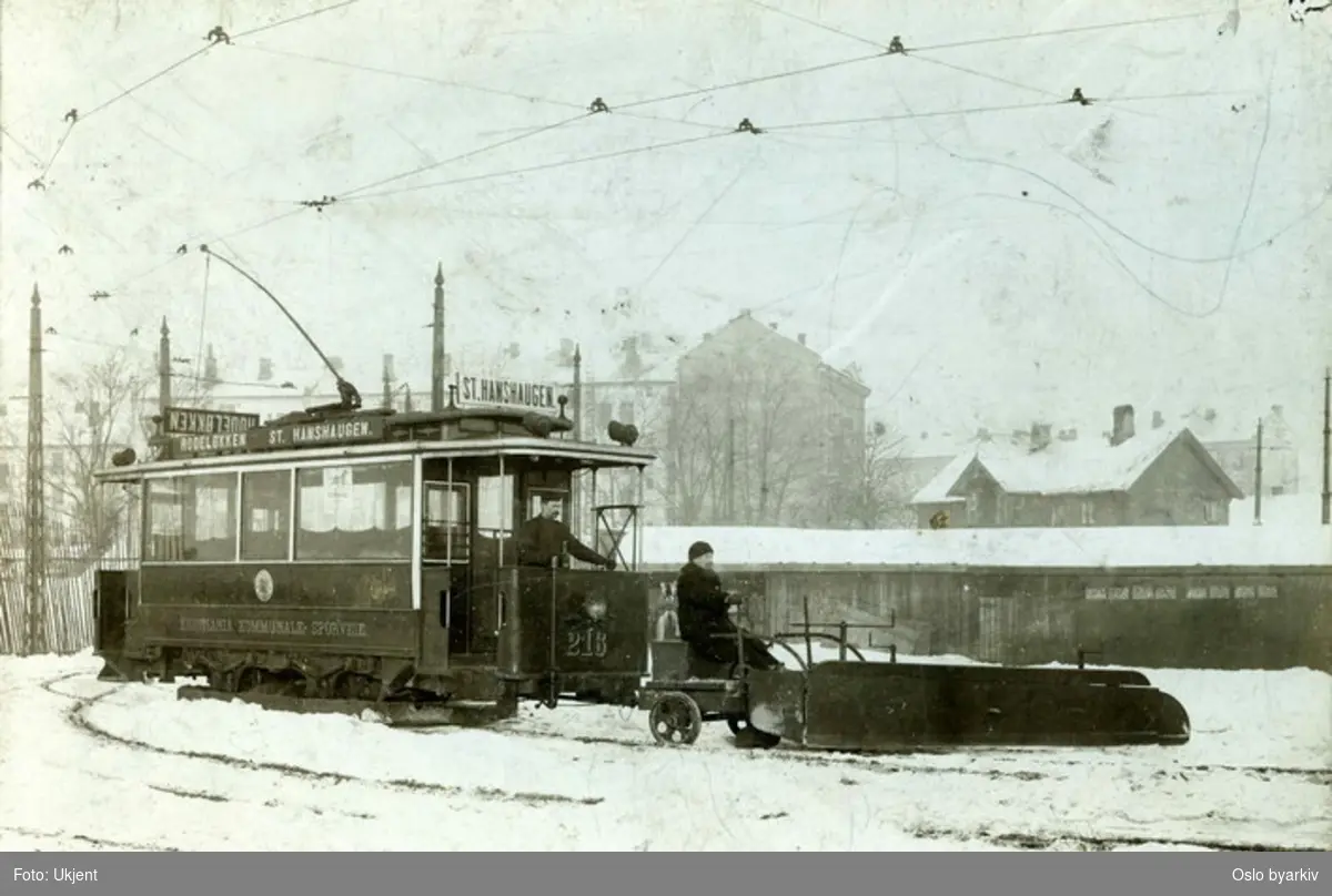 Kommunal trikk 216 fra 1899 på linjen Rodeløkka - St. Hanshaugen. Her i trikkesløyfe. Mann på dresin forspent med snøplog.