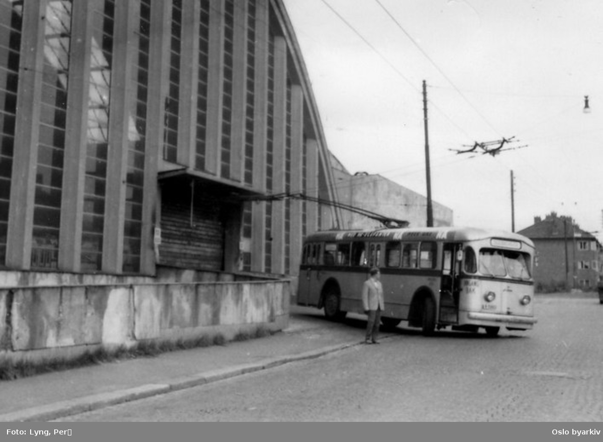Oslo Sporveier. A-15809, trolleybuss kjører ut av garasjen på Bjølsen.