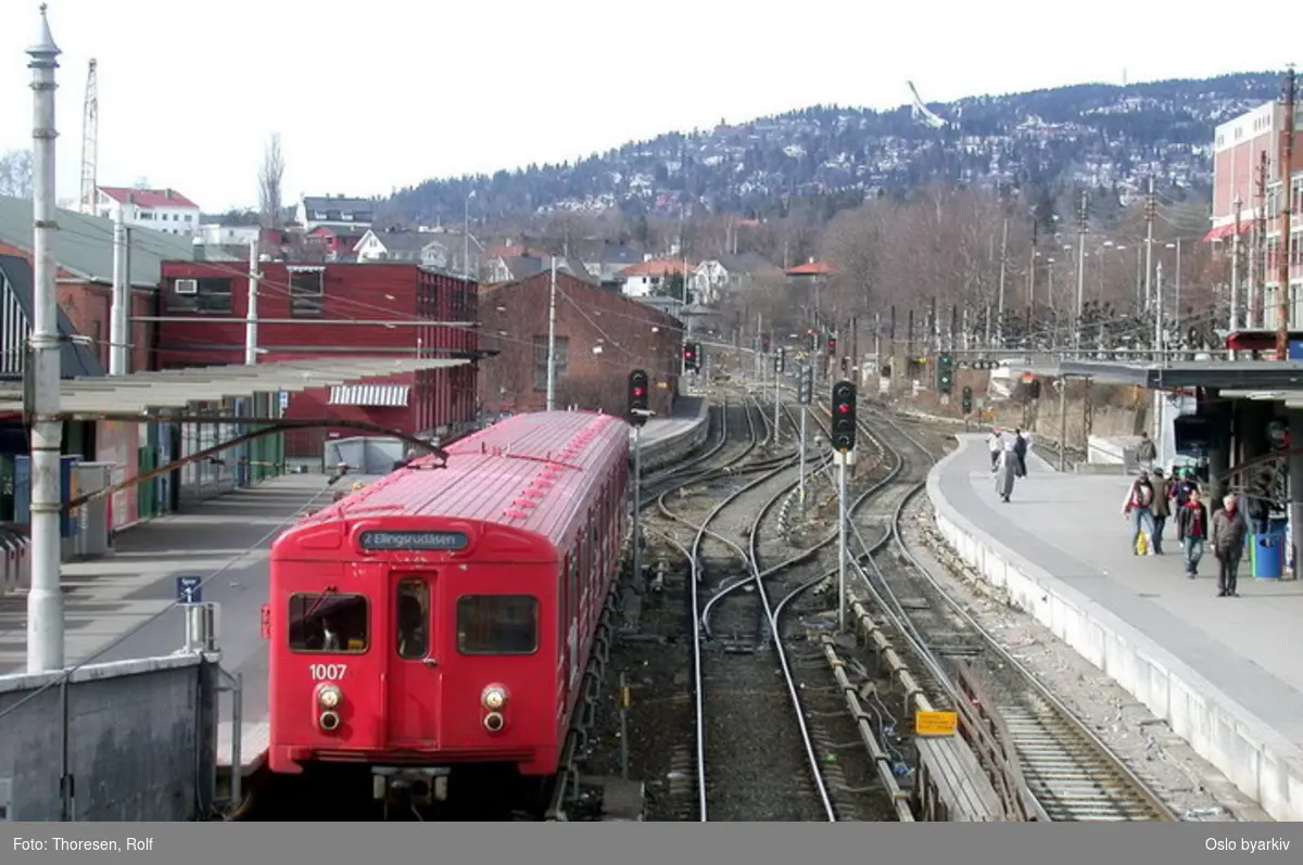 Oslo Sporveier. Majorstuen stasjon. T-banevogn 1007, serie T1, nedgående på linje 2 til Ellingsrudåsen. Reisende.