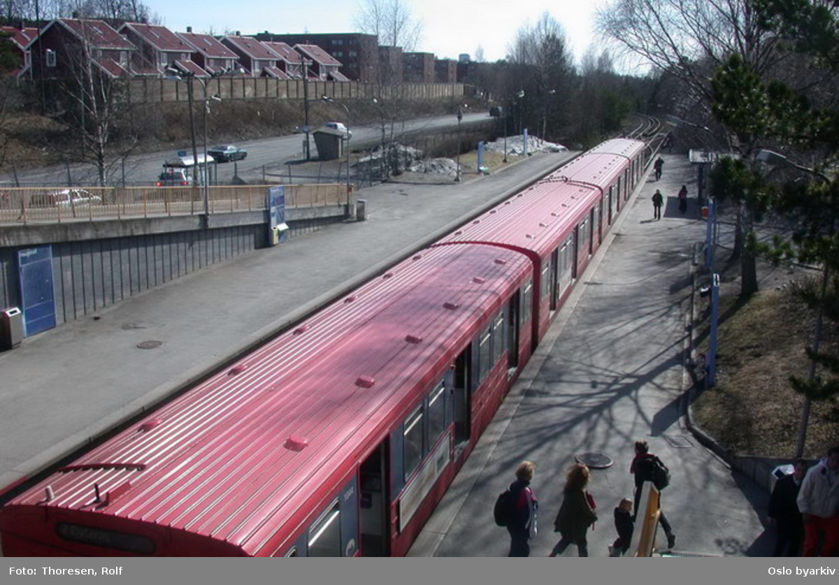 Oslo Sporveier. Furusetbanen. T-banevogn 1044, serie T1, i tog på linje 2 til Østerås, her ved Haugerud stasjon. Reisende.