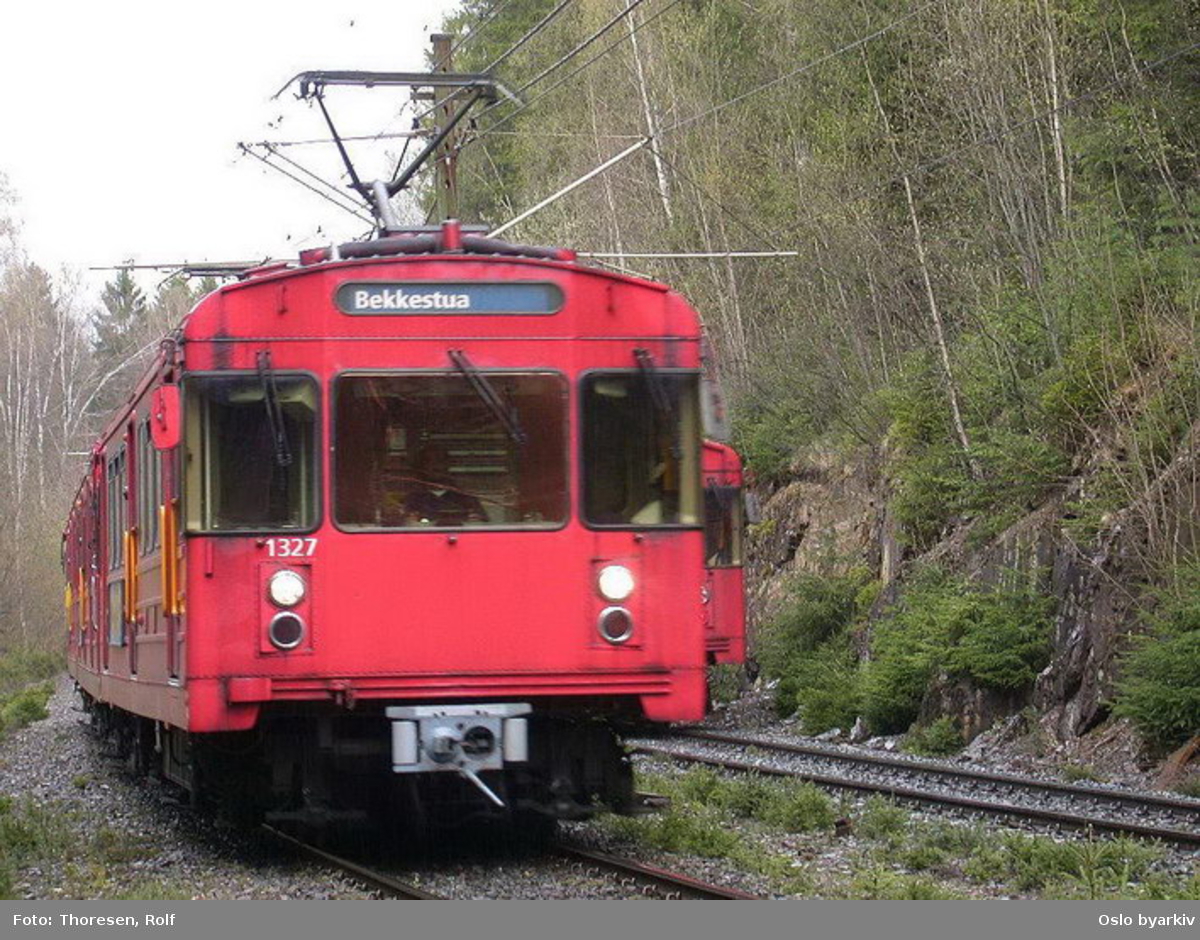 Oslo Sporveier. Kolsåsbanen. T-banevogn 1327, serie T6, til Bekkestua (midlertidig endestasjon) på linje 3, her ved Tjernsrud.