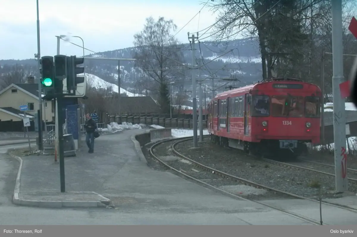 Oslo Sporveier. Kolsåsbanen. T-banevogn 1334, serie T7, på linje 4 til Kolsås, her passert Gjettum stasjon.