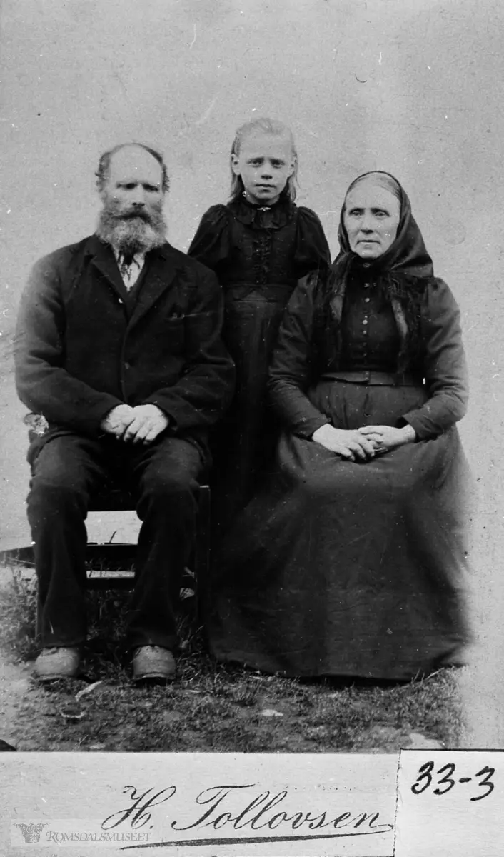 Anne er søster av Henning A..ADRESSE: Nesset       Eikesdal       Utigard         79.005..Torstein H. Østigård (1835-1901), Anna Sæmundsdatter Østigård g. Finnset (1887-1941) og Peternille Ø Østigård (1833-1909). Anna var datterdatter til Torstein og Peternille og gift med Knut Finnset.