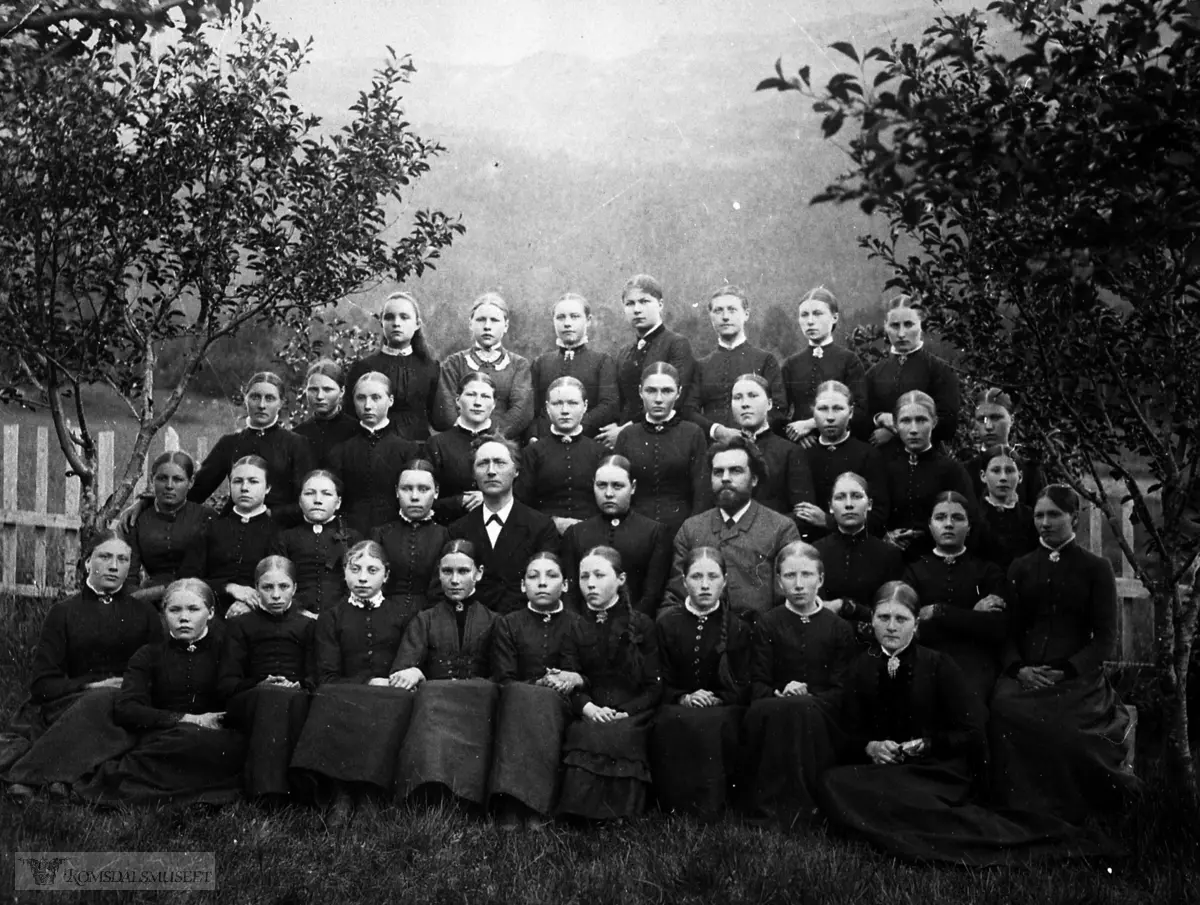 Amtskolen i Eidsvåg 1887.