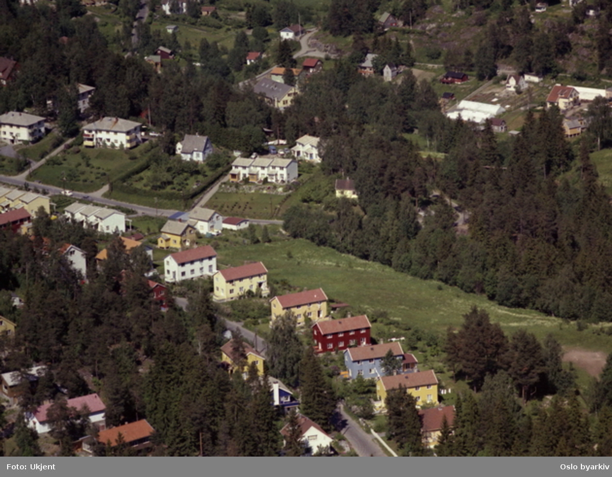 Hvitt rekkehus midt i bildet, Brattvollveien 23 og 25. (Flyfoto)