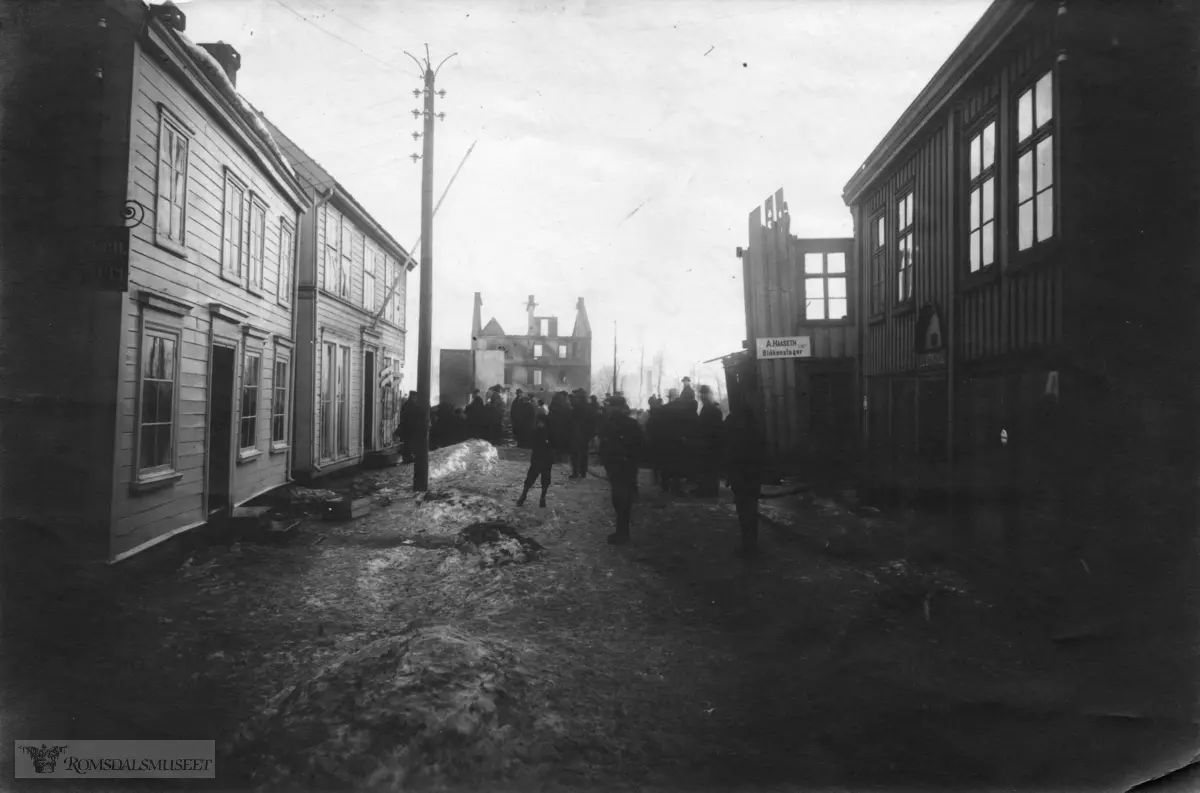 Med A.Haaseth blikkenslager og O.E.Strande..Østover fra O.E.Strande etter brannen i 1916..A.Haaseth, Blikkenslager.