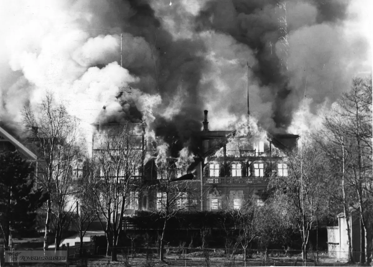 Hotell Alexandra brenner etter Tysk bombing 30 april 1940.